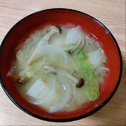 しめじと野菜の旨みたっぷりのお味噌汁♪
美味しかったです(*^-^*)