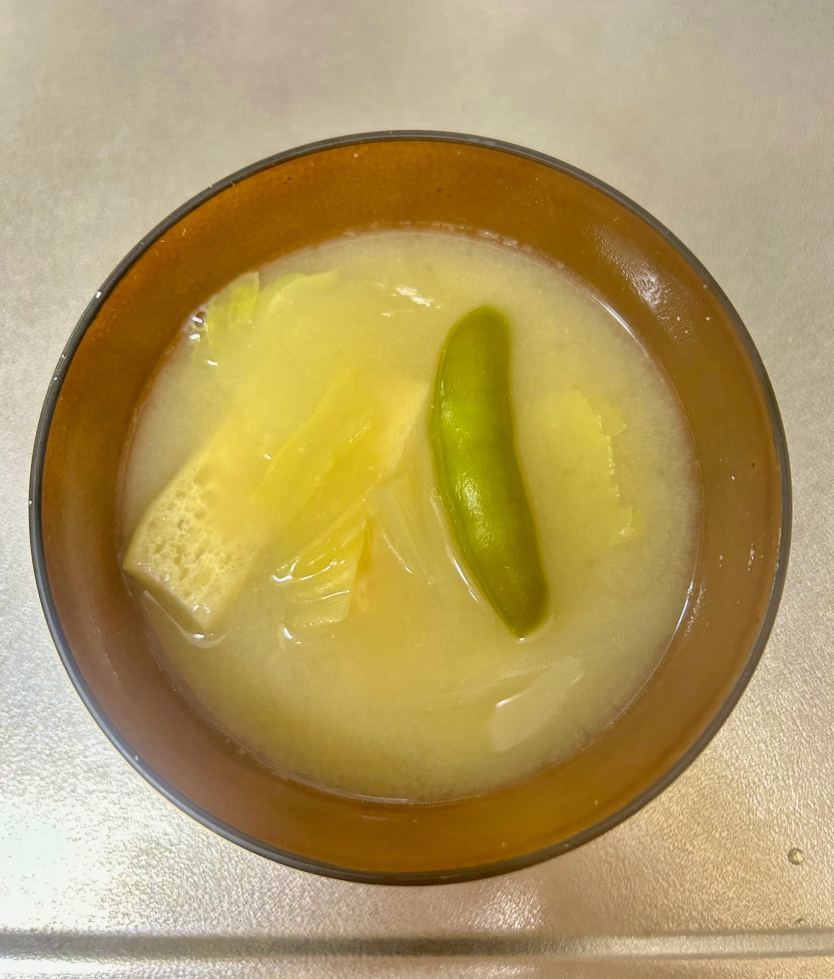 油揚げ、キャベツ、スナップエンドウの味噌汁