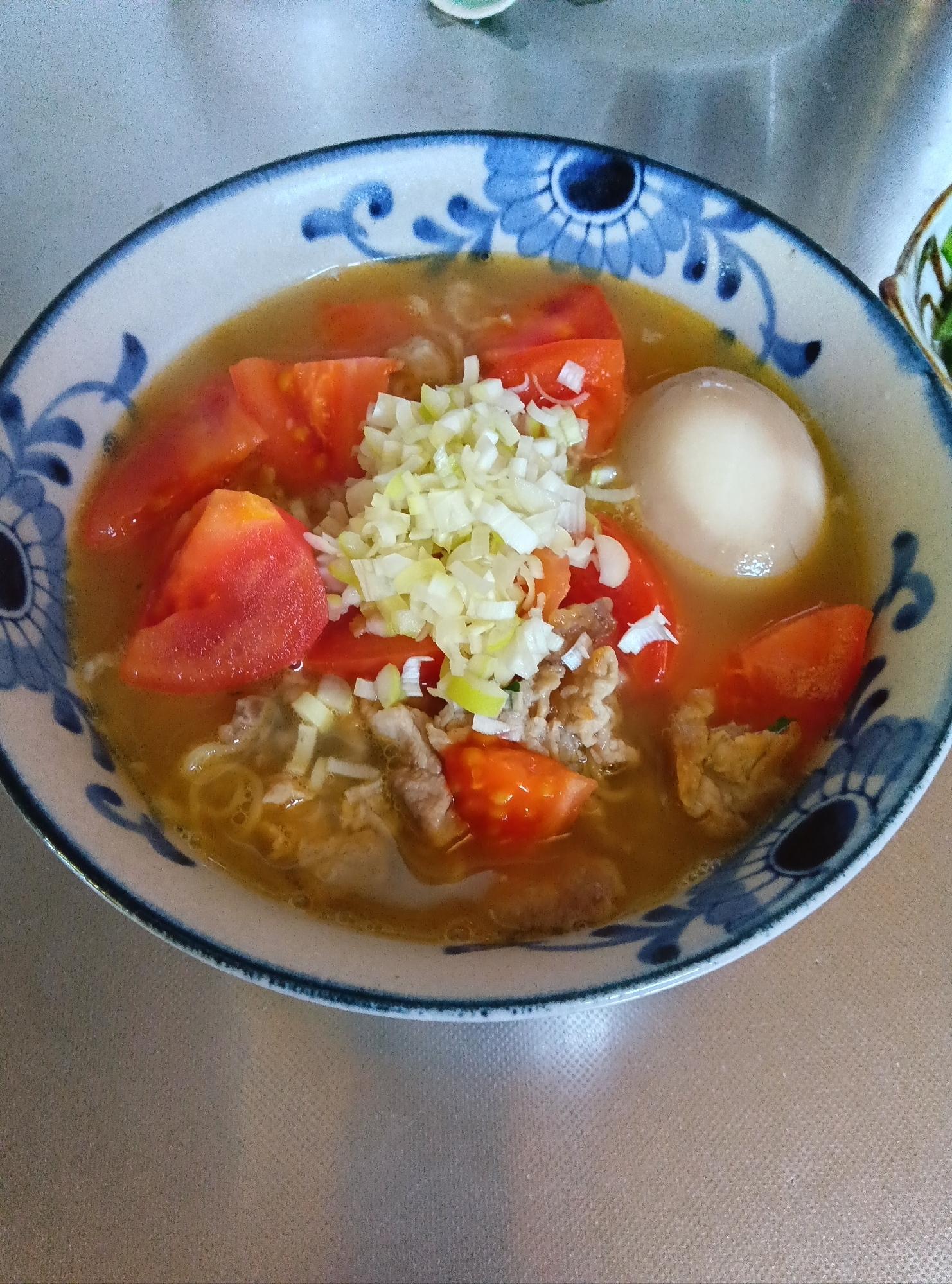 トマトと豚肉の塩ラーメン