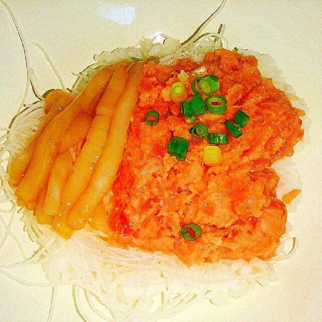 イカ素麺とネギトロの海鮮丼★冷凍ごはんで酢飯♪