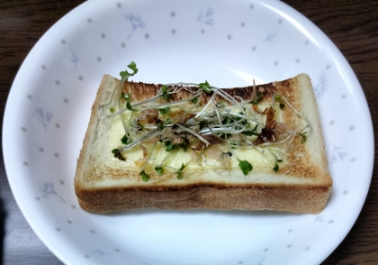 スプラウトとおかかのチーズトースト