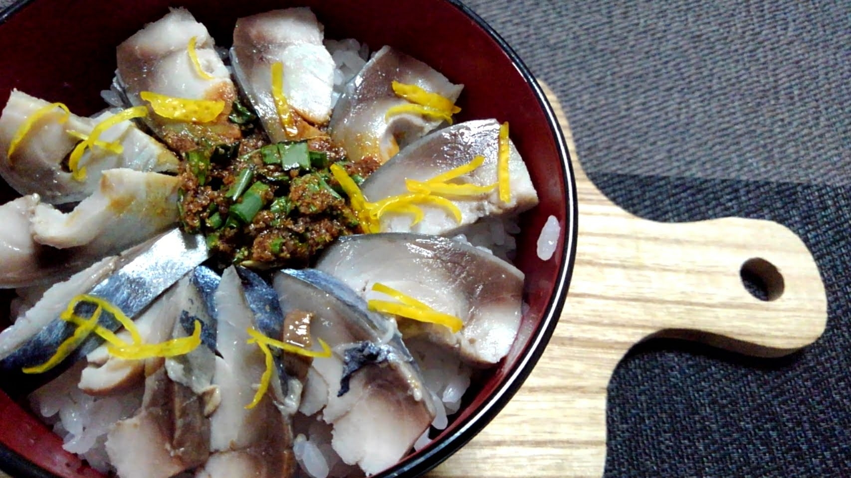 しめ鯖を黄身とゴマ醤油と柚子をちらしてしめ鯖丼☆