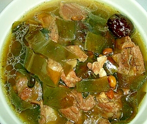 ナツメ、黒豆、昆布、豚スペアリブのスープ