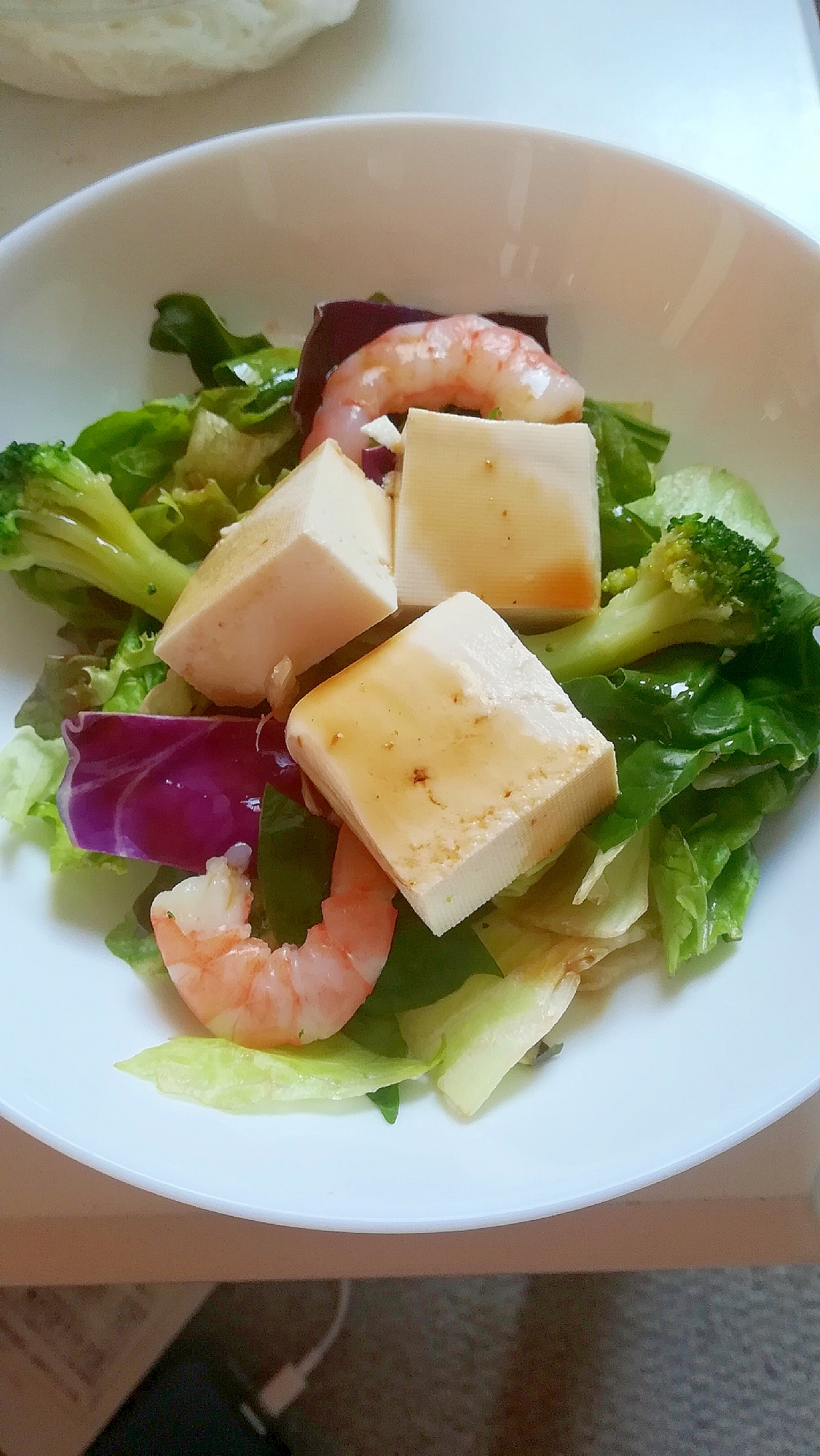 具だくさん野菜とむきエビと木綿豆腐の和風サラダ