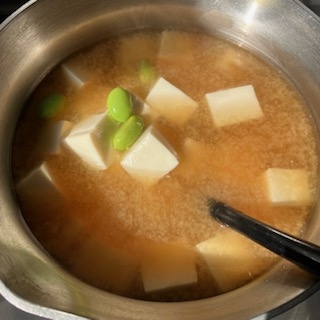 枝豆と豆腐の味噌汁