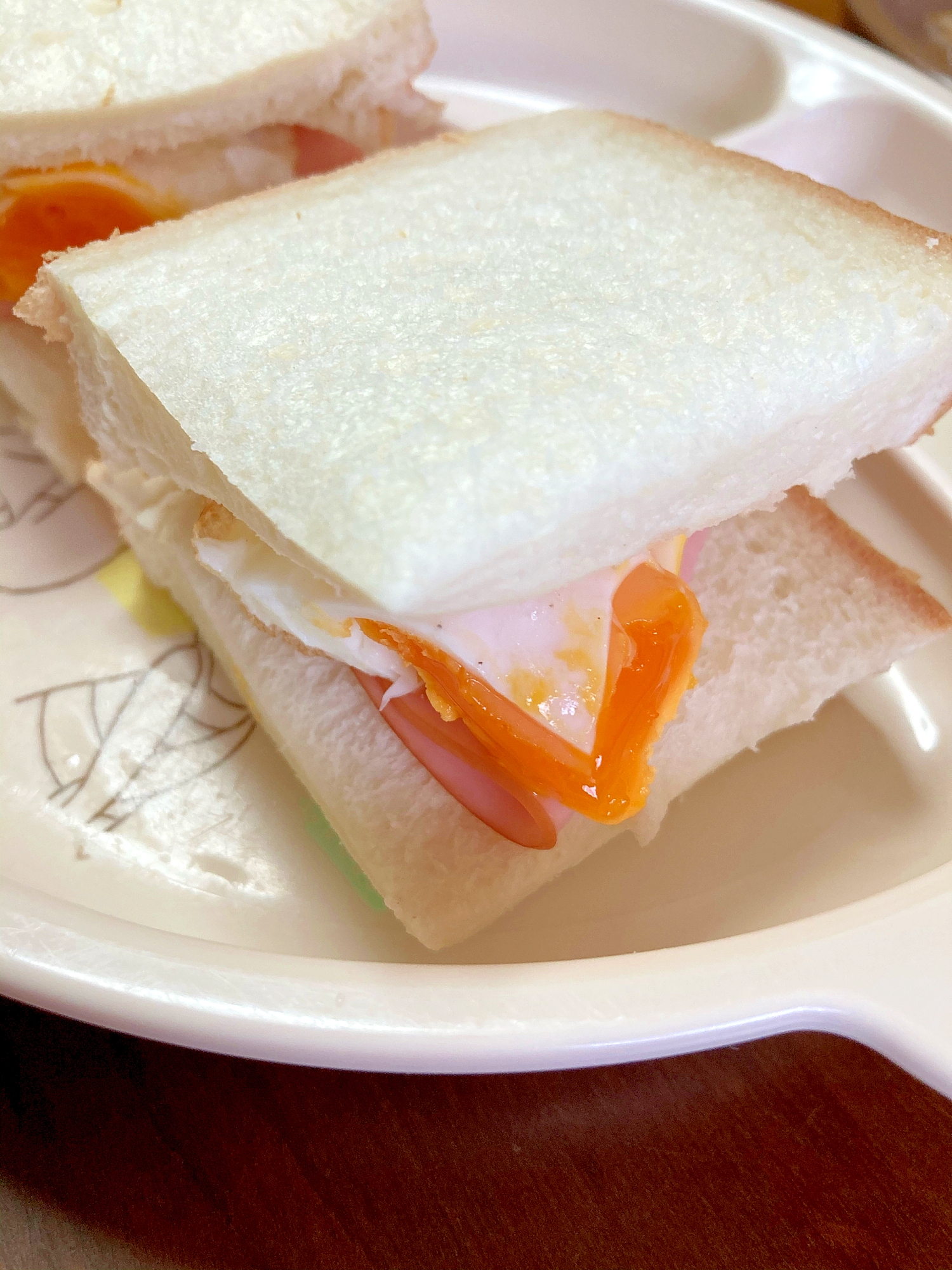 朝から簡単☆目玉焼きとハムのサンドイッチ