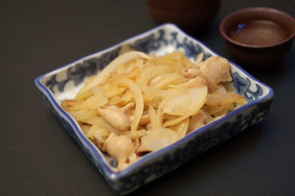 味付けホルモン焼きに玉ねぎのトッピング