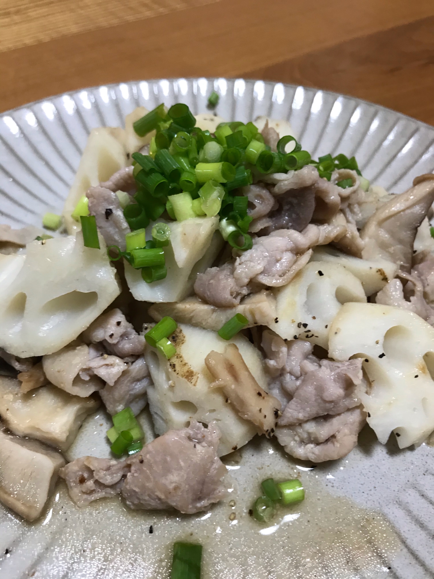 豚肉とレンコンの塩麹炒め