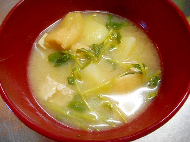 じゃが芋・油揚げ・豆苗の味噌汁