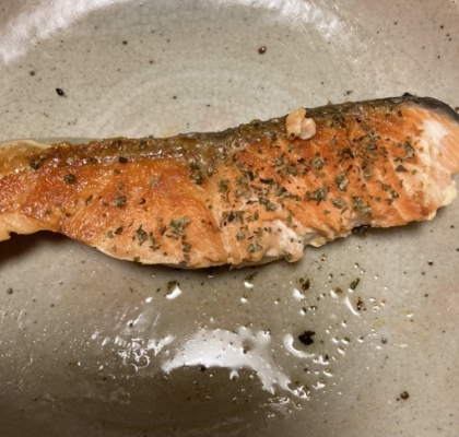 フライパンで生鮭の塩ハーブ焼き