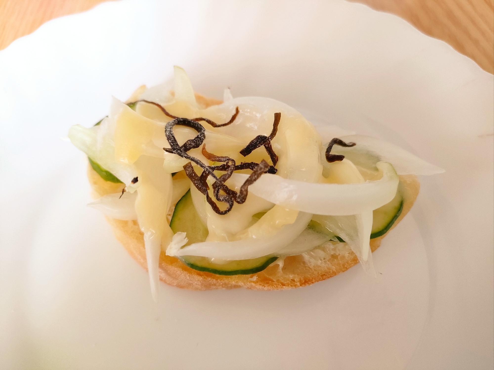 新玉ねぎときゅうりと塩昆布のチーズトースト