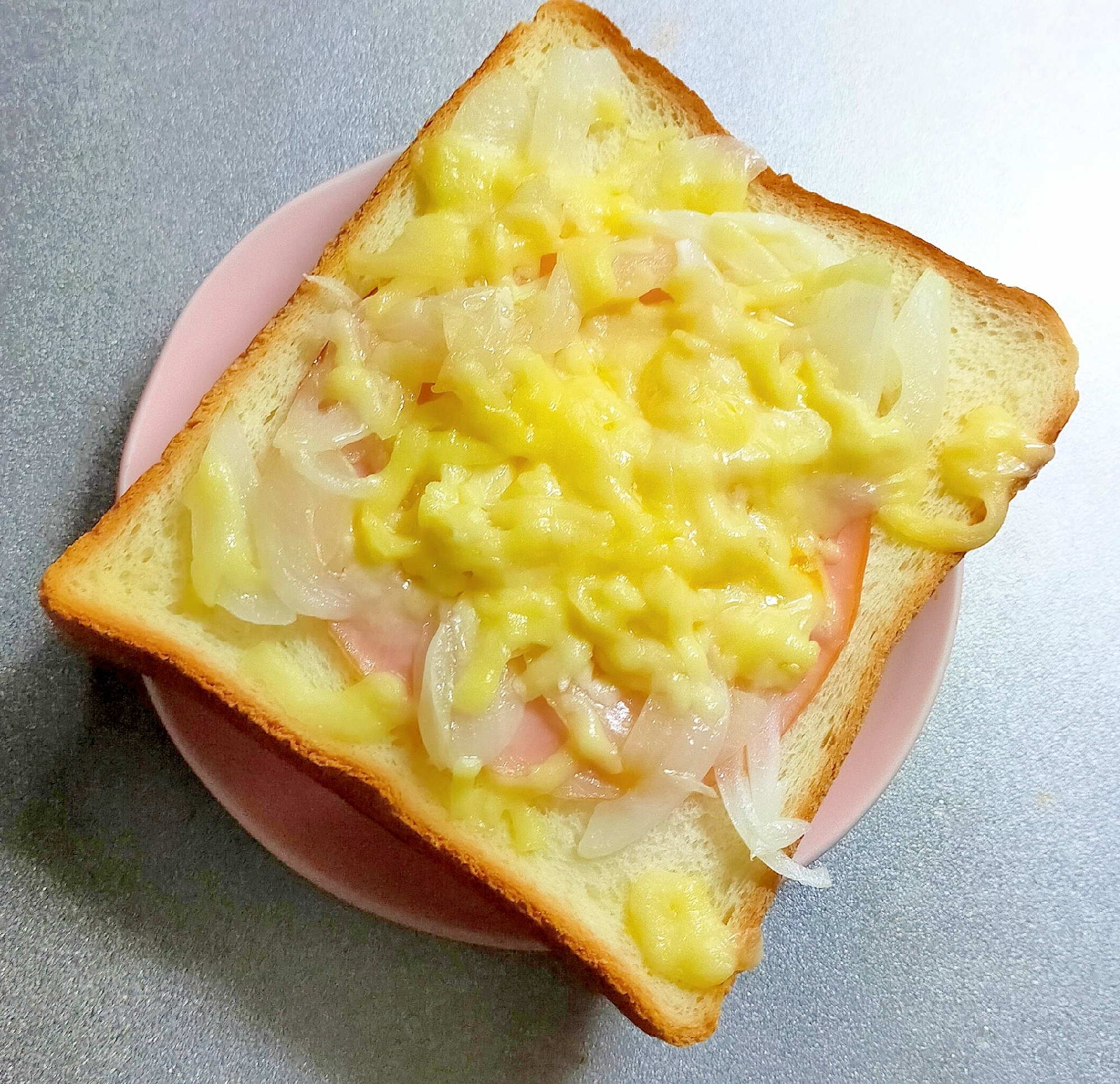 ハムと玉ねぎとチーズのトースト