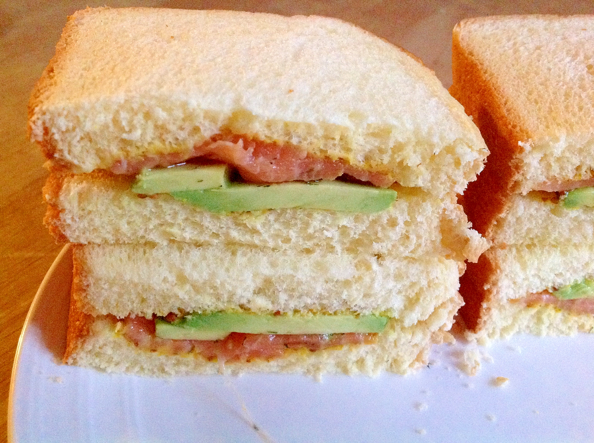ブリオッシュ食パンでサーモンアボカドサンドイッチ