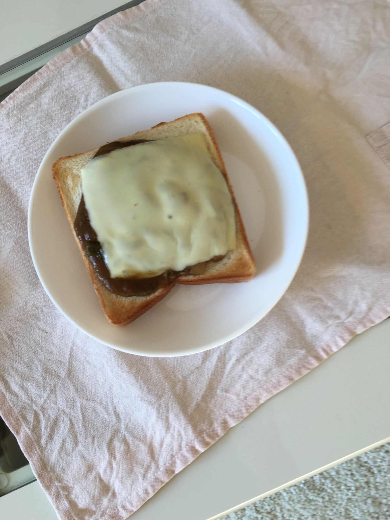 余ったカレーをおいしく使う！カレーチーズトースト