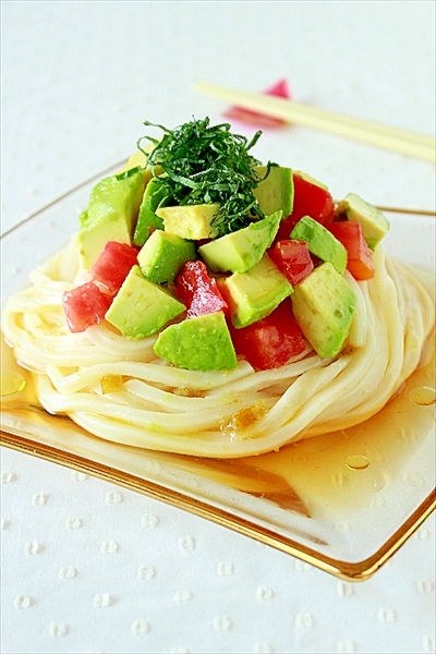 アボカドとトマトの柚子胡椒うどん