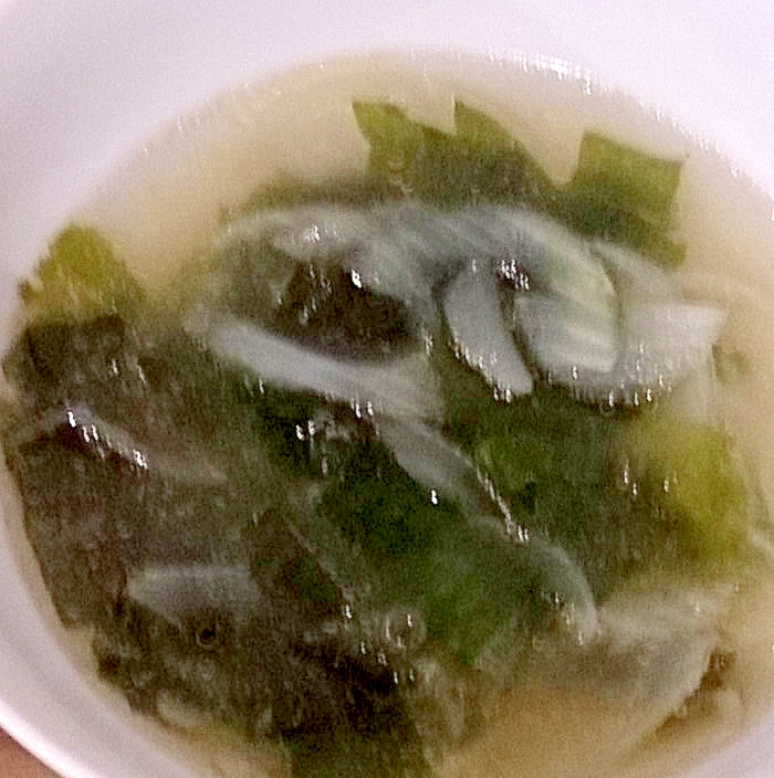 玉ねぎとワカメの中華スープ