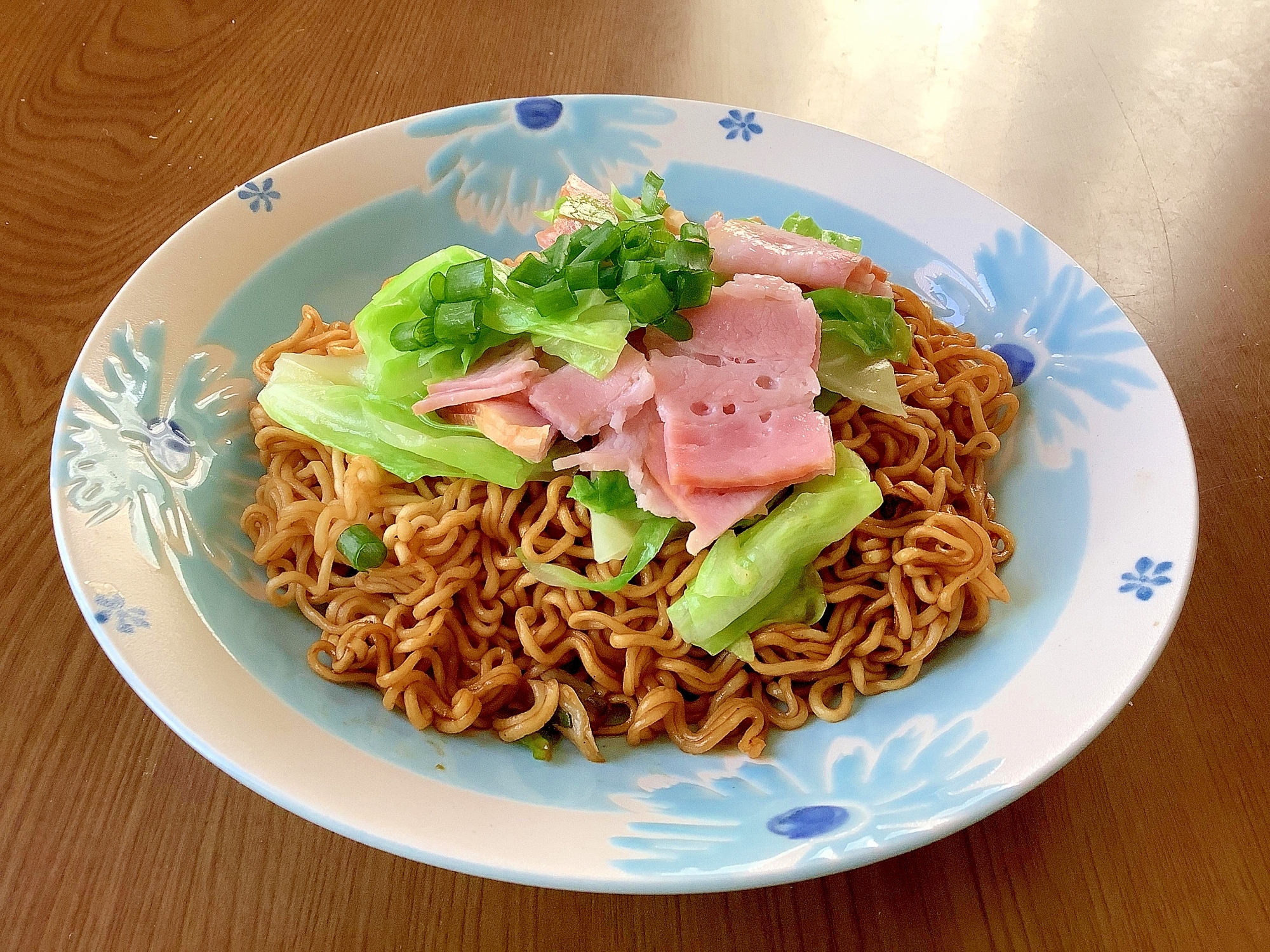 カップ焼きそばちょい足し♪春キャベツとベーコン乗せ