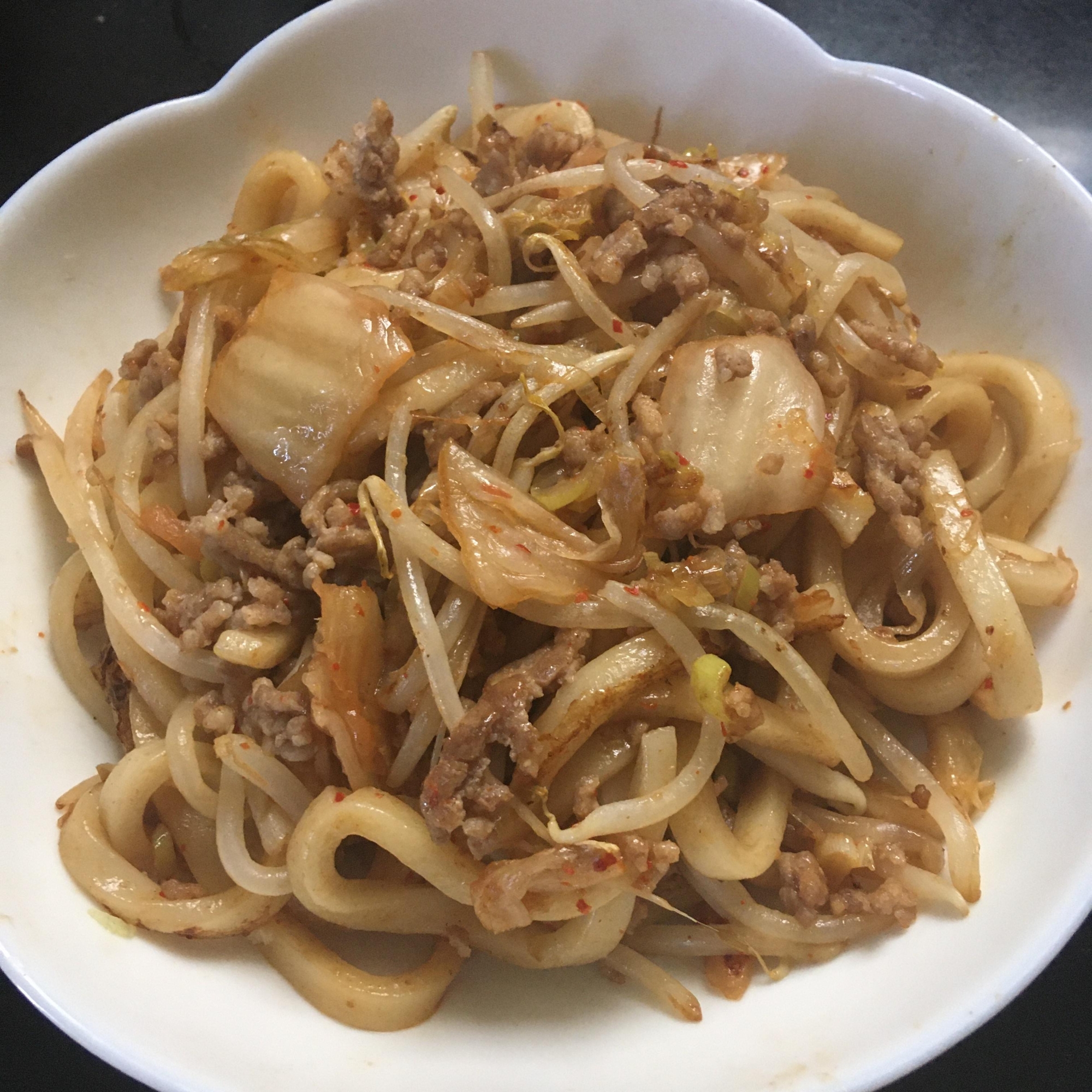 もやし、ねぎ、豚キムチソース焼きうどん