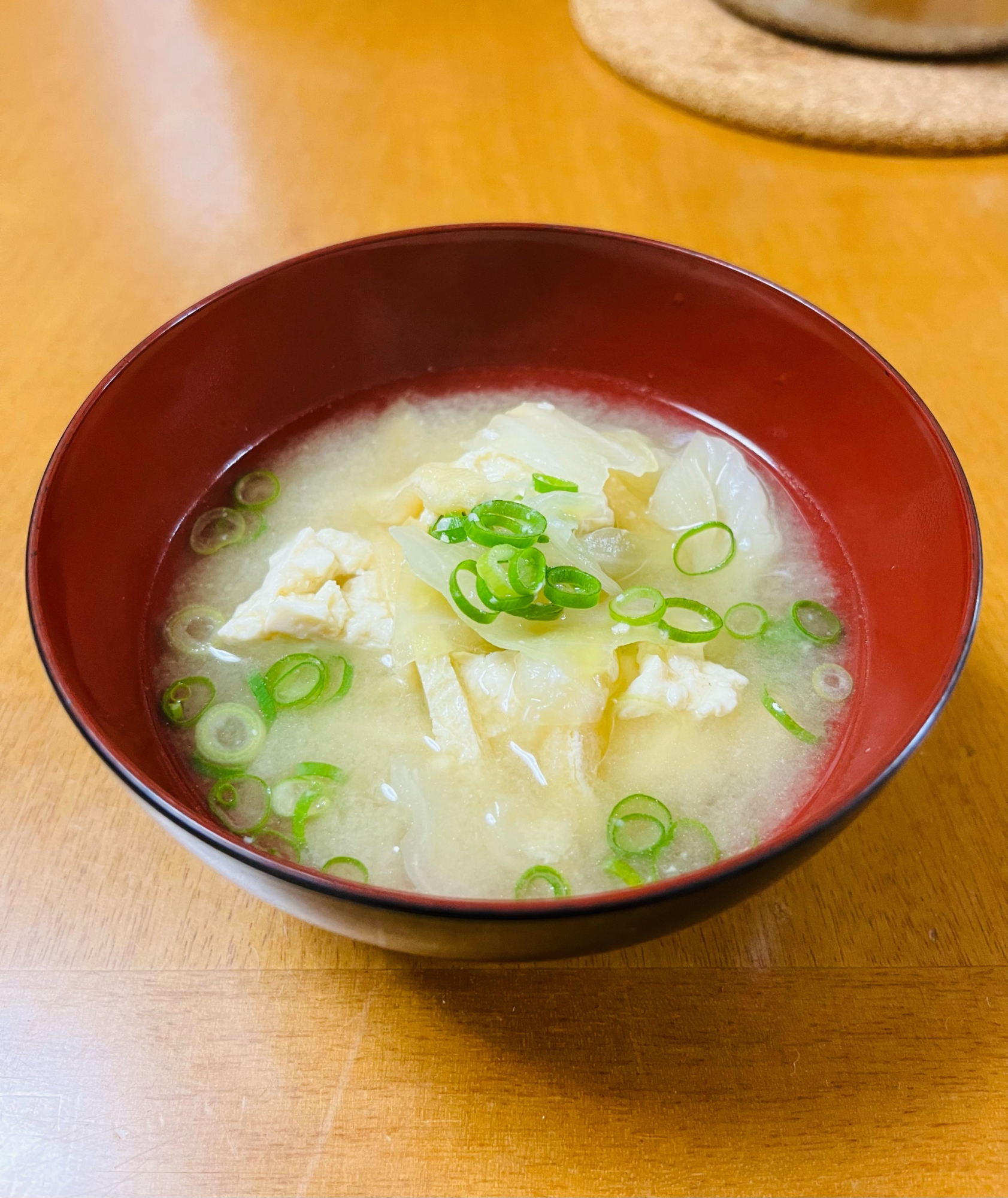 ちぎり豆腐とキャベツの味噌汁