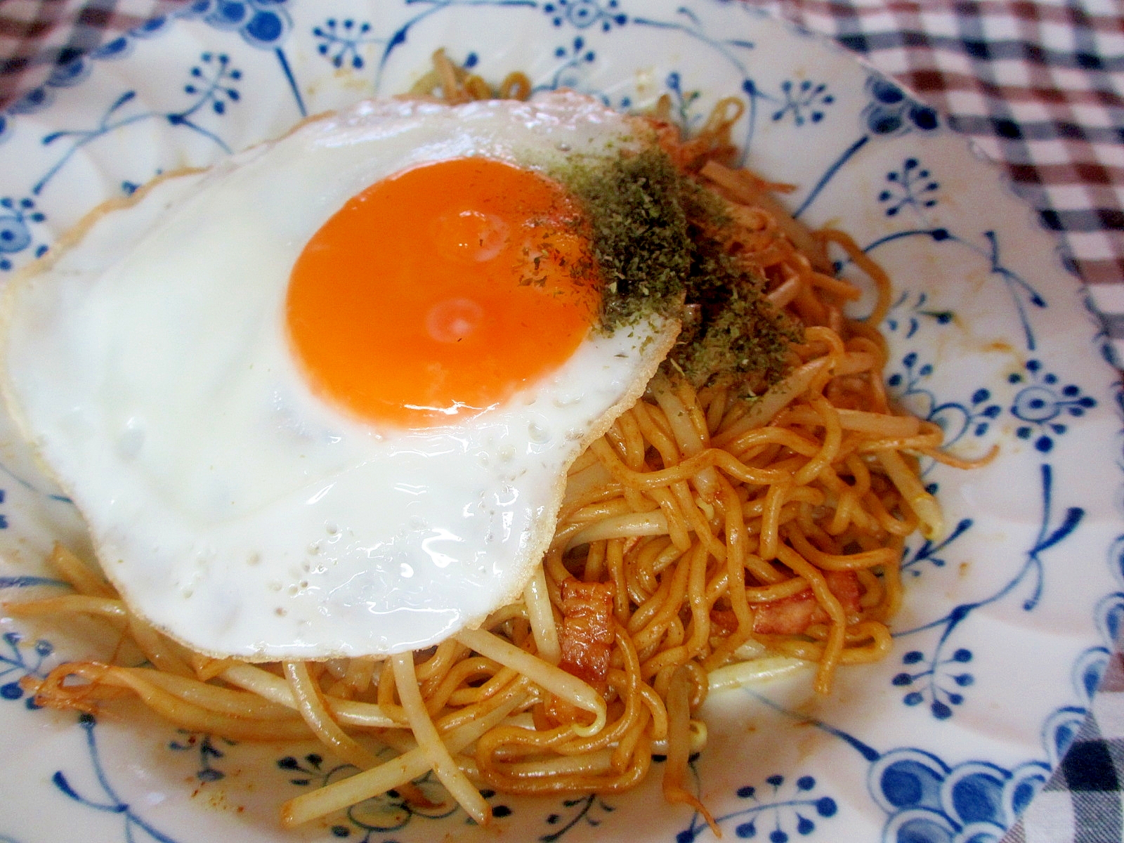 もやしとベーコンのカレー焼きそば、目玉焼きのせ