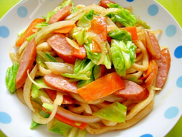 キャベツとウインナーのカレー焼きうどん