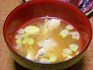 お椀に盛り付けたぶりとねぎのあら汁