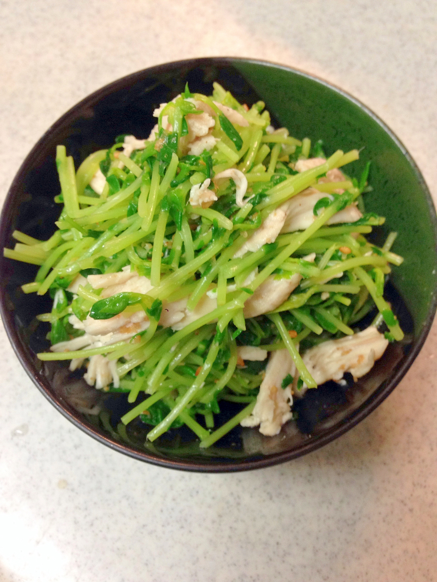 豆苗と蒸し鶏の胡麻和え