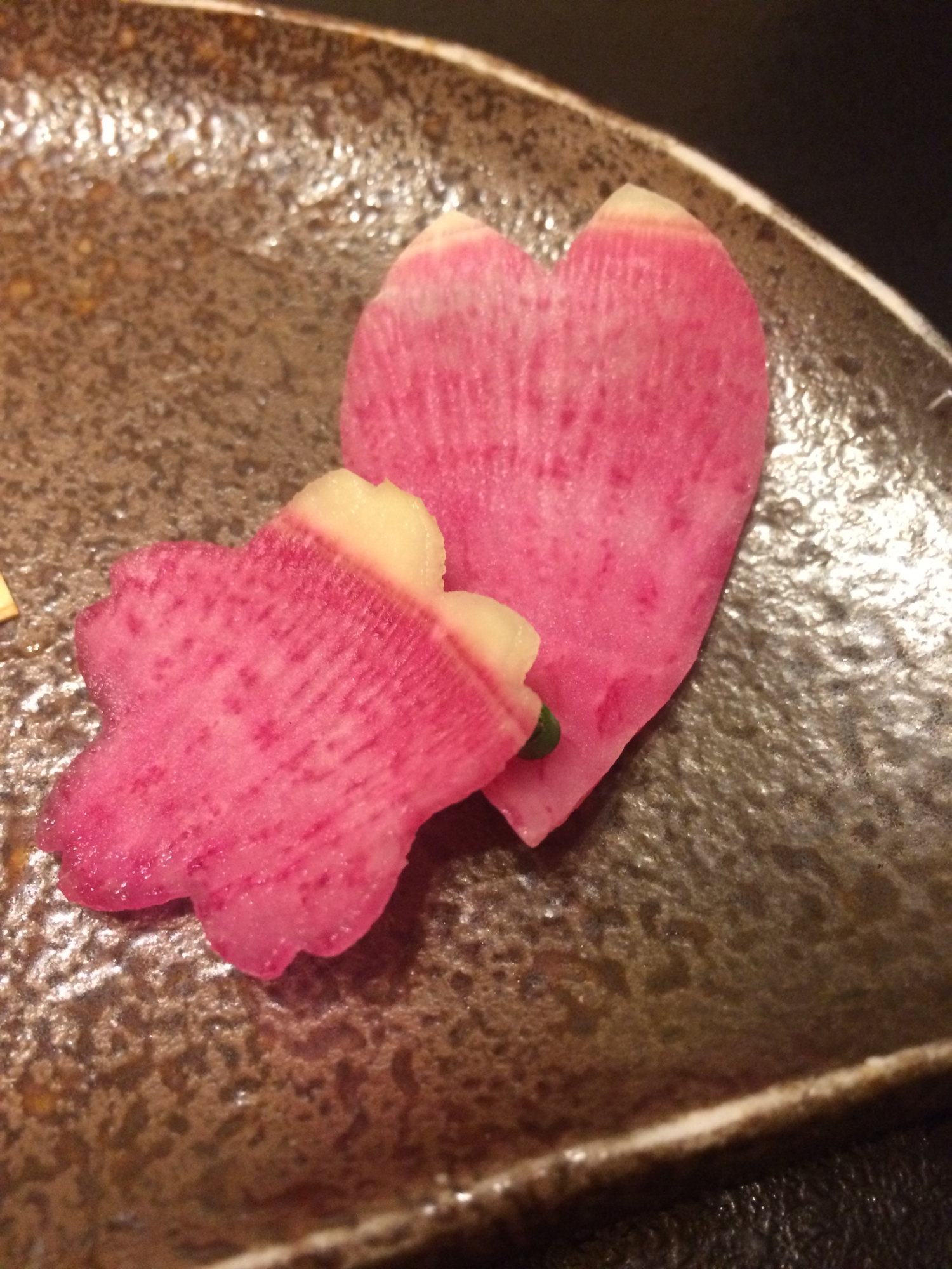 桜の花びらが可愛い、大根の梅酢漬け