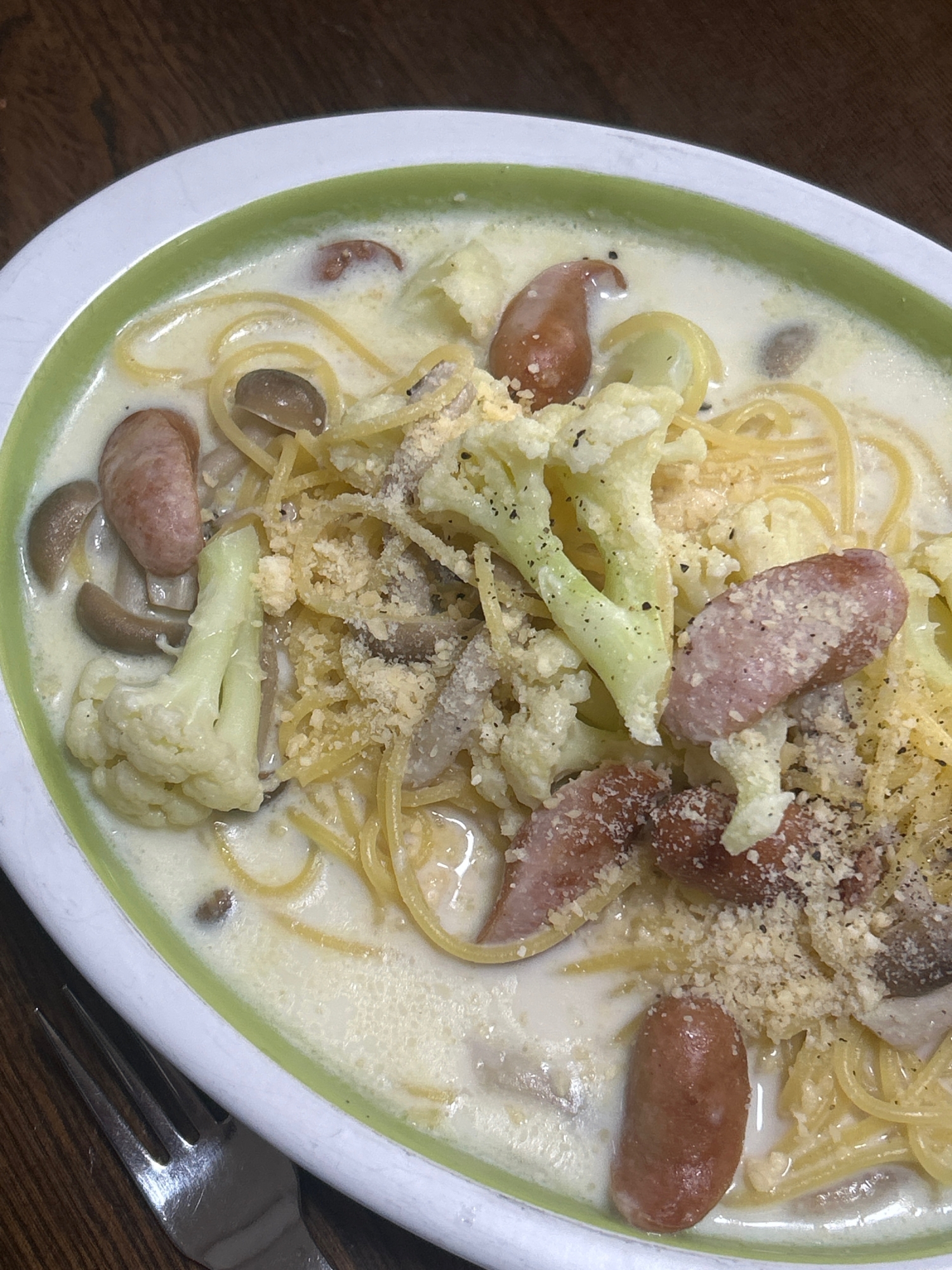 カリフラワーとウインナーとしめじの白いスープスパ