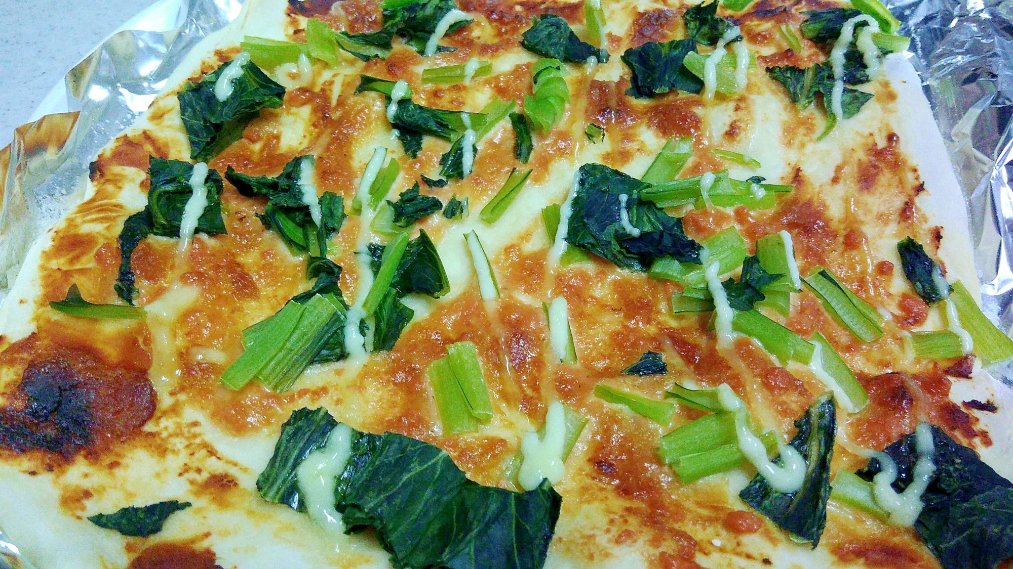 鮭フレークと小松菜のマヨピザ