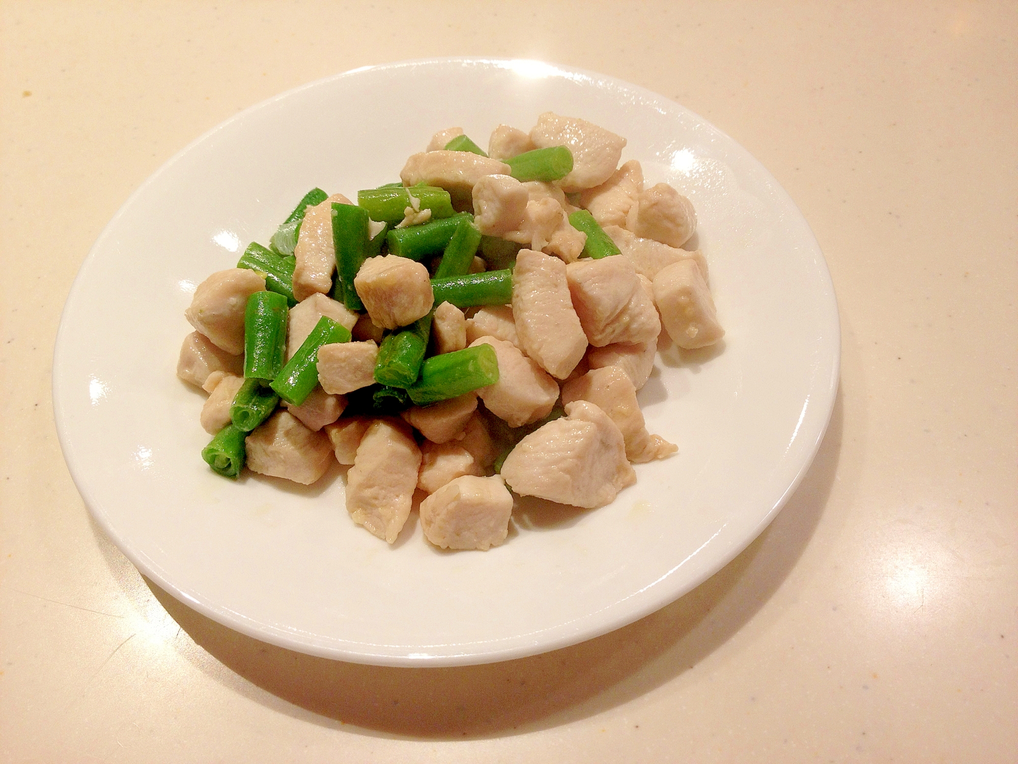 手づかみ食べに！鶏胸肉とインゲンのコロコロ炒め