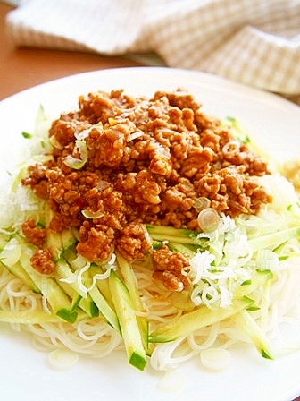 ジャージー素麺！甜麺醤肉をからめて♡