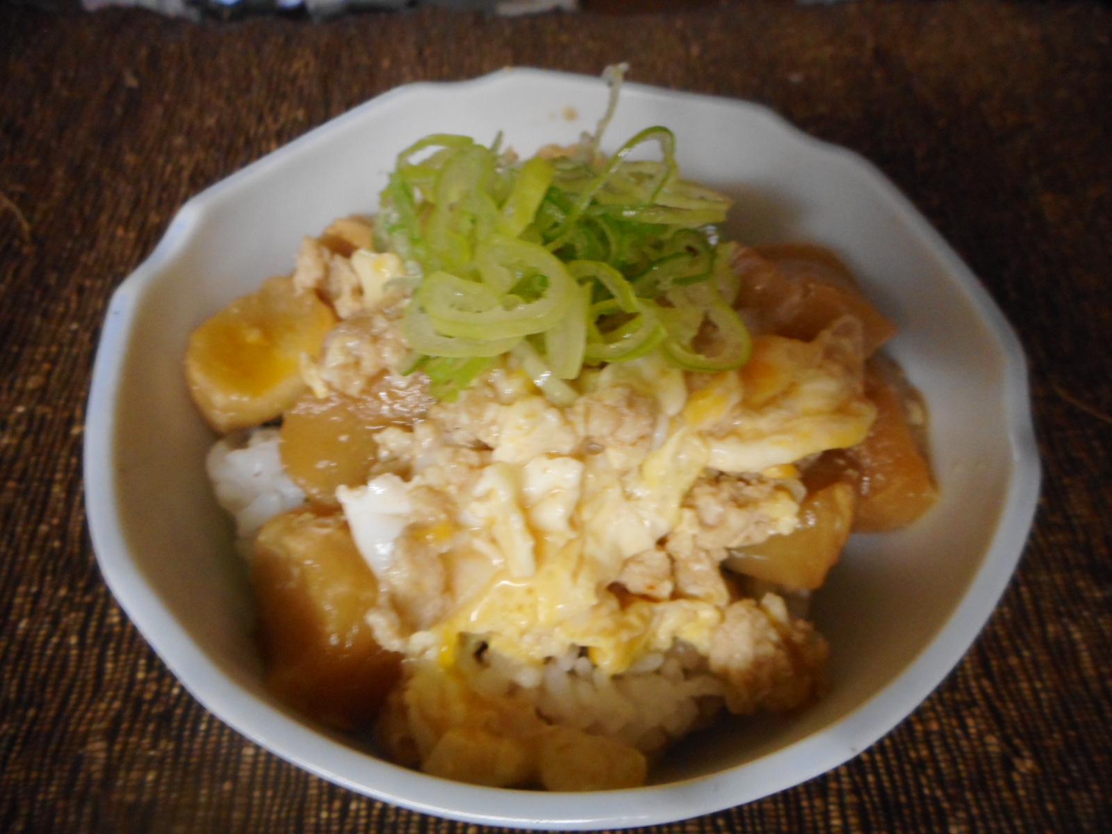 鶏そぼろとお麩の卵丼