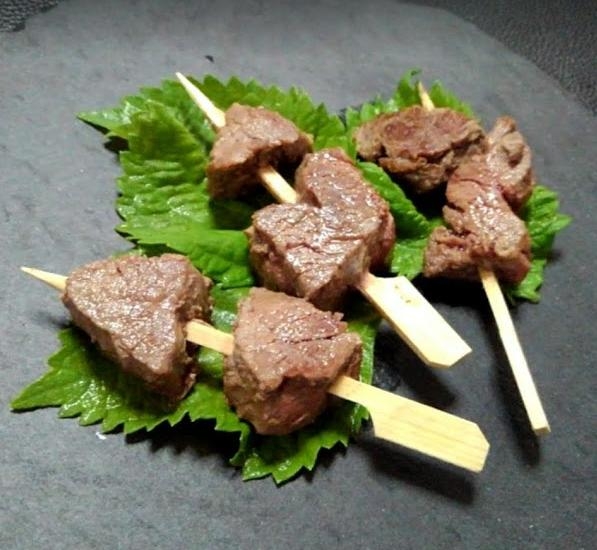 馬肉５０ｇで作る、ピンク岩塩をすり込んだ串焼き