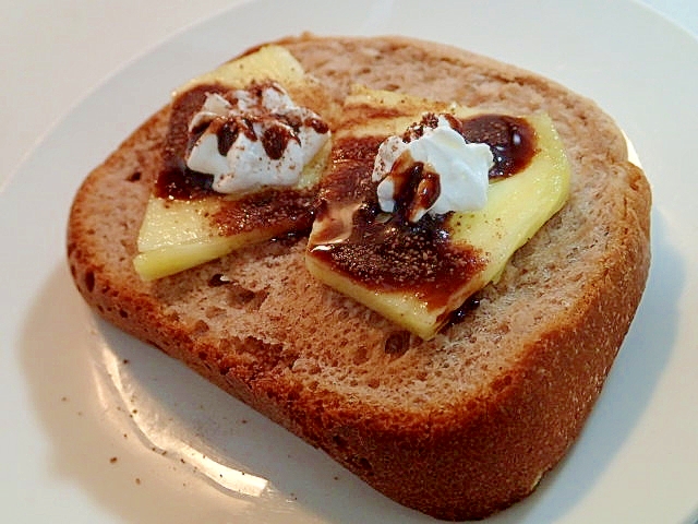 パインとホイップとチョコのカカオパン