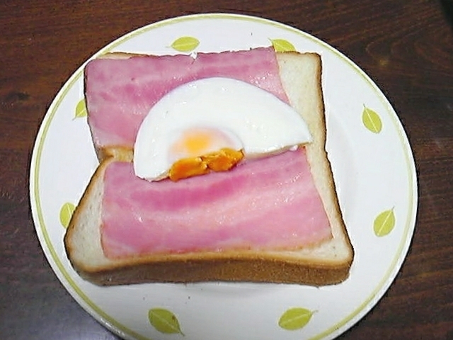 ベーコンと目玉焼きのトースト