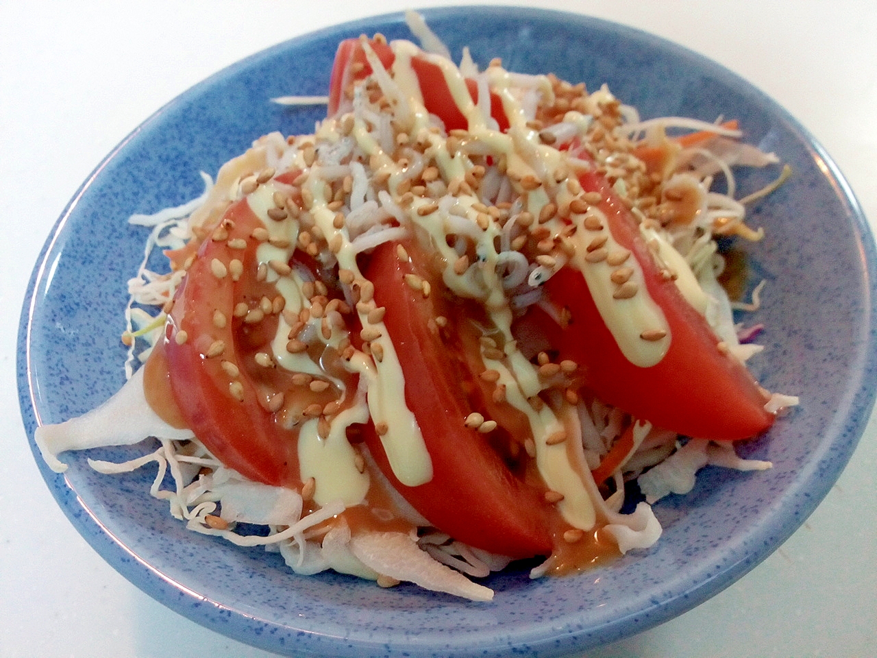 千切り野菜とトマトと釜揚げしらすのごまサラダ