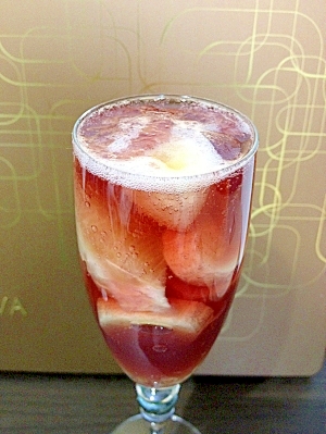 グラスに入った、赤ワインのフルーツポンチ