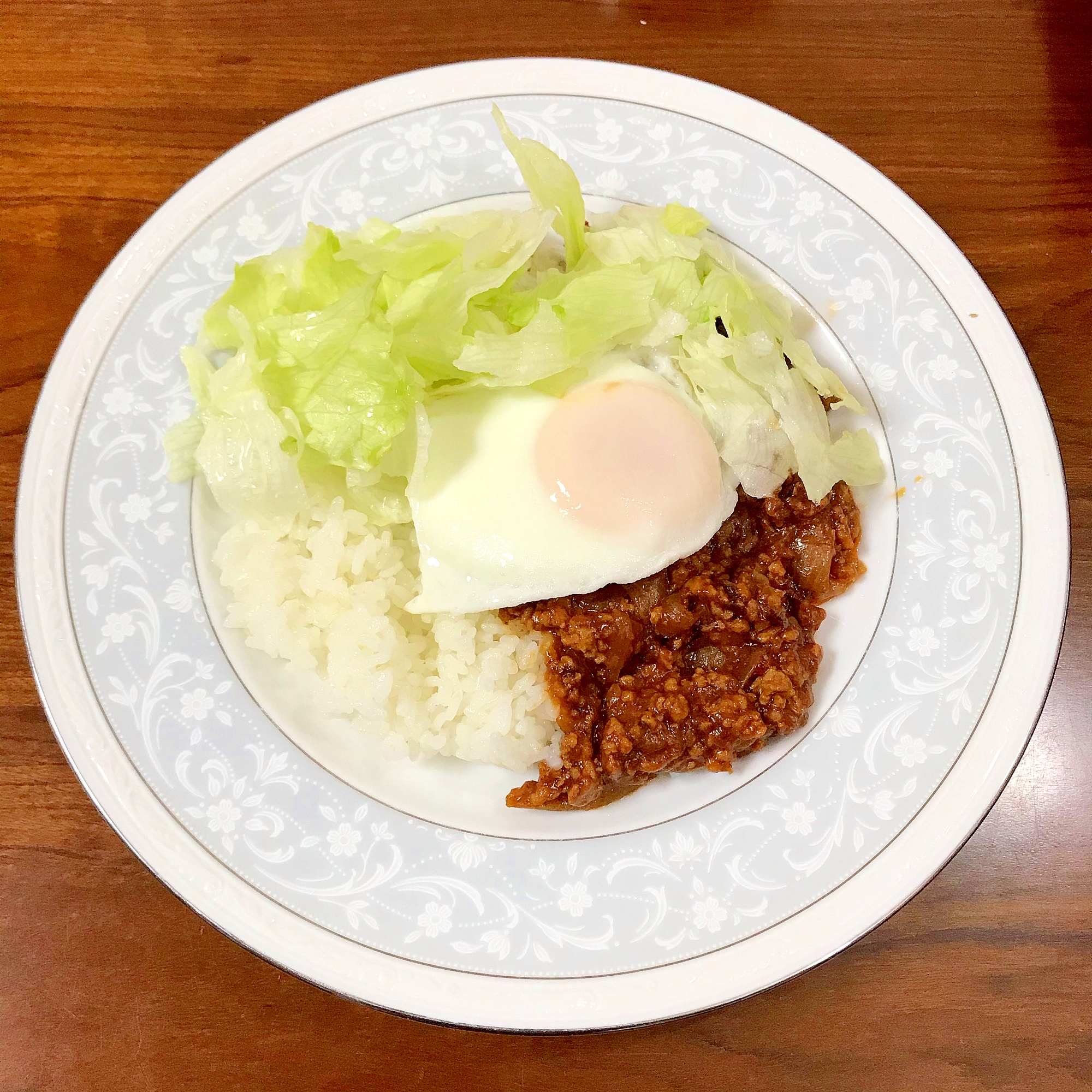 ドリアミートと目玉焼きとレタスのワンプレート