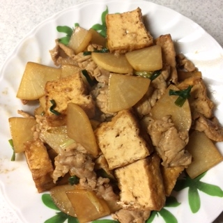 炒めた大根、味がしみしみ～になりますね～♪醤油だけでなくオイスターソースが入るので、深い味わいでした～♪
美味しかったで～♪レシピ、ありがとう～
(^o^)丿♡