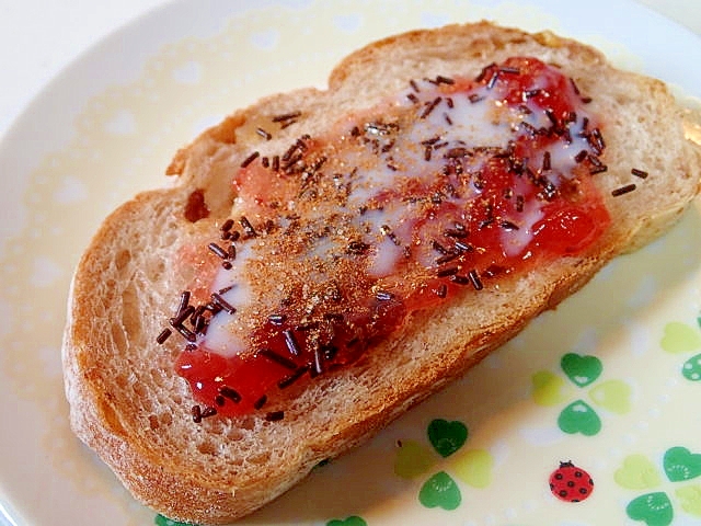 苺ジャムとスプレーチョコのシナモン香るフランスパン