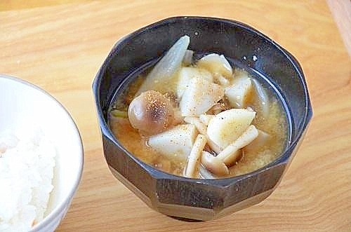 里芋とにんにくのお味噌汁