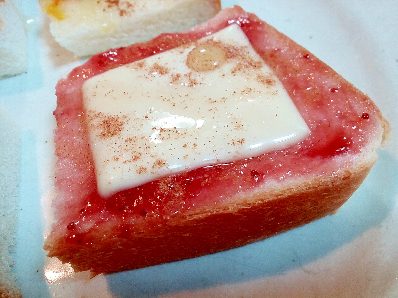 苺ジャムとスライスチーズのミニトースト