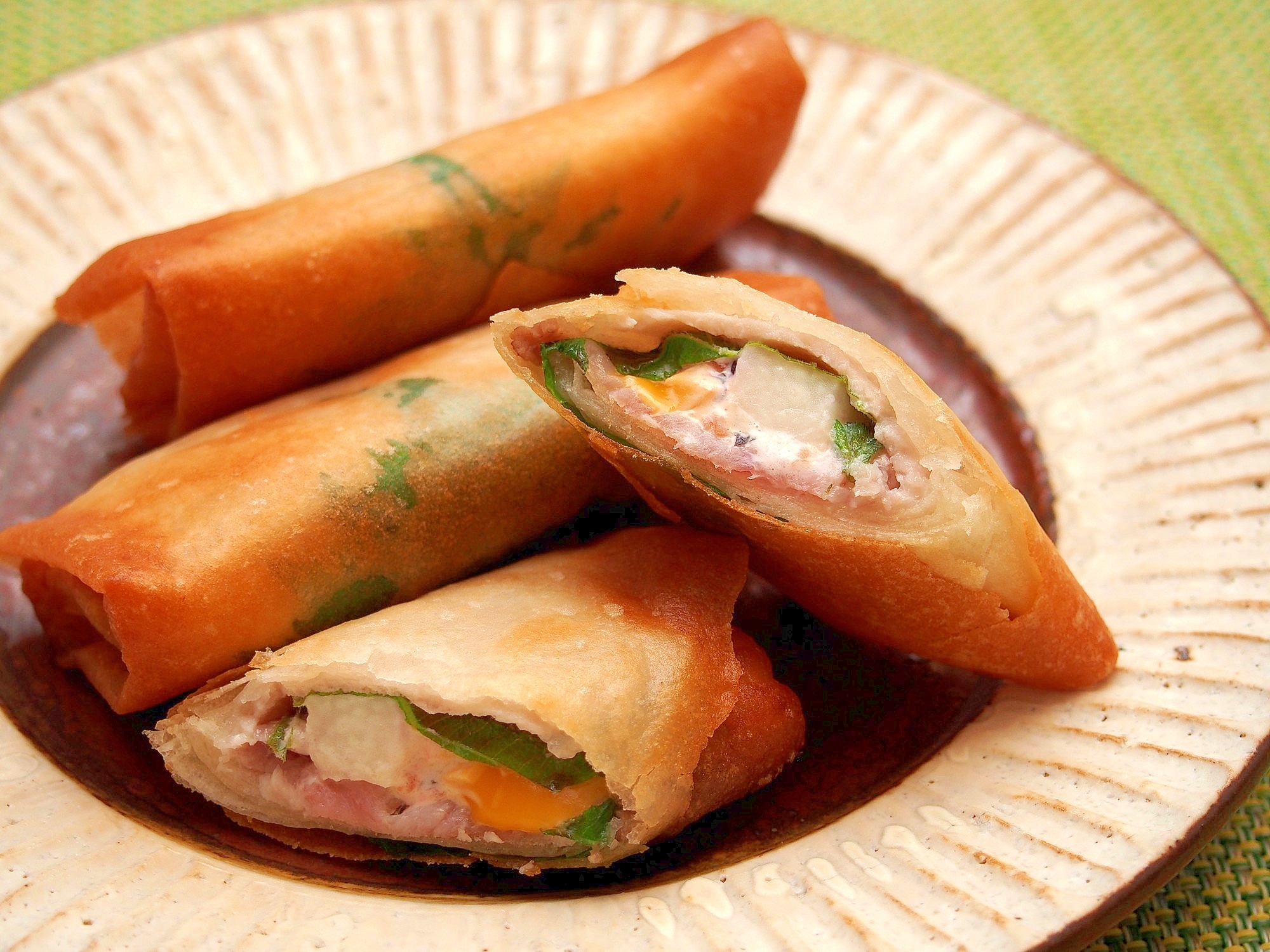 変わり種!豚肉とチーズのあっさり梅マヨ春巻き