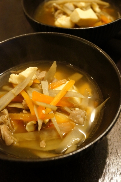 鶏とごぼうのおダシが美味しい、和風スープ