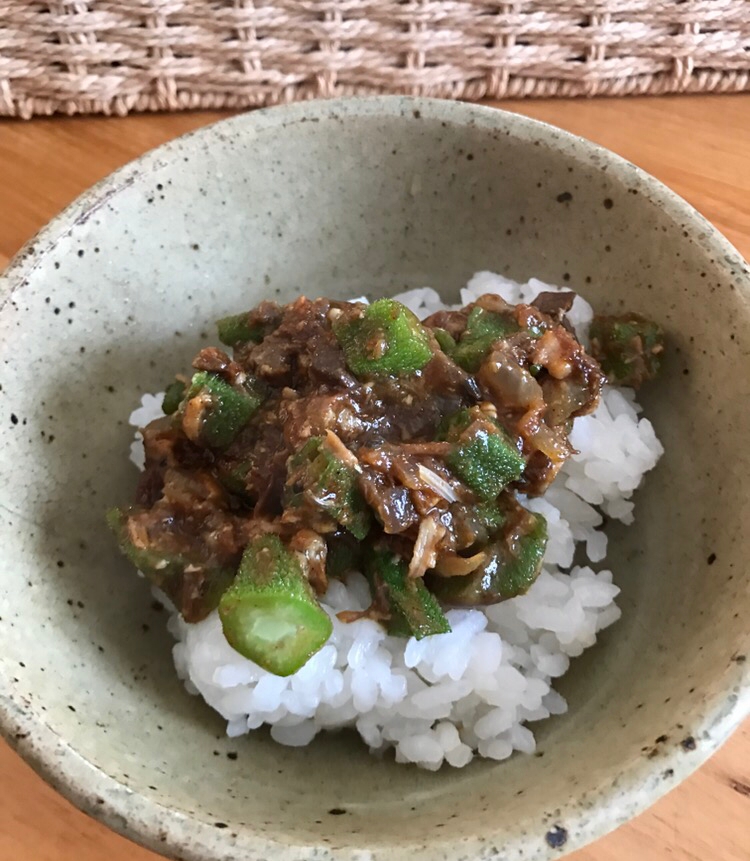 オクラと鯖缶のドライカレー