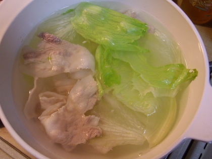 しゃぶしゃぶする前に豚肉を一度さっと湯がきました。
余分な脂が取れてよかったです。
レタスバクバクいただけますね。