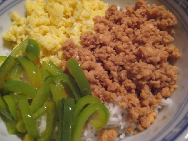 鶏そぼろとピーマンの三色丼