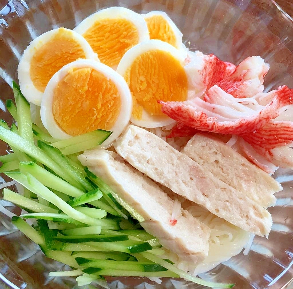 冷やし中華風のカラフルそうめん