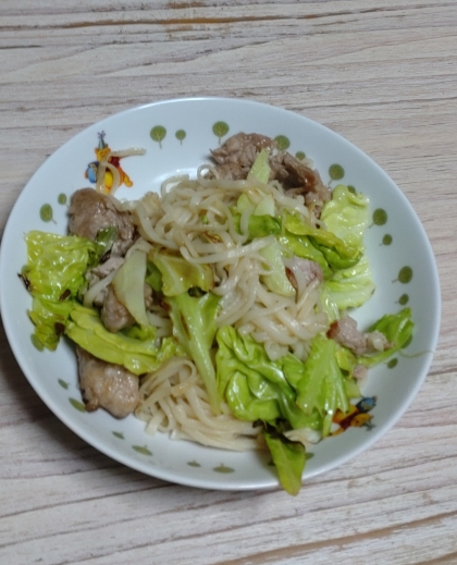 キャベツと人参ともやしとサラダチキンの焼きうどん